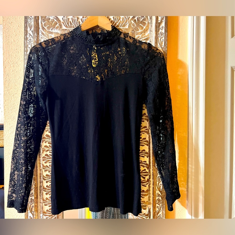 INC INTERNATIONAL CONCEPTS LACE SHEER TOP BLOUSE IN BLACK. SIZE XS.
